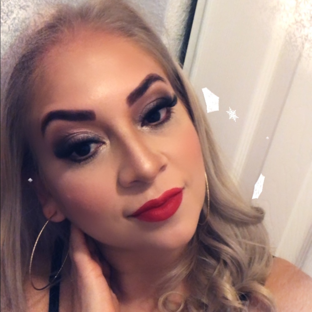 Meet your Posher, Clely